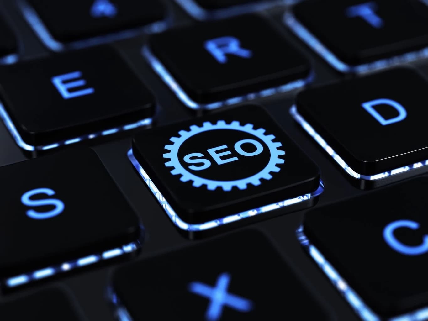 Clavier avec touche SEO illustrant l’optimisation technique et les performances d’un site web